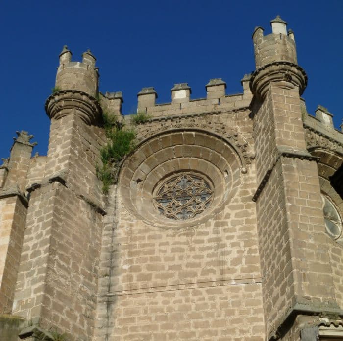 Capilla catedralicia de aspecto militar sobre la calle de Sixto Ramón Parro Capilla catedralicia de aspecto militar sobre la calle de Sixto Ramón Parro