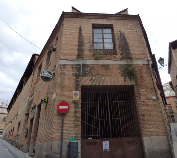 Edificio del Mercado (s.XIX) entre la Posada de la Hermandad y la plaza Mayor Edificio del Mercado (s.XIX) entre la Posada de la Hermandad y la plaza Mayor