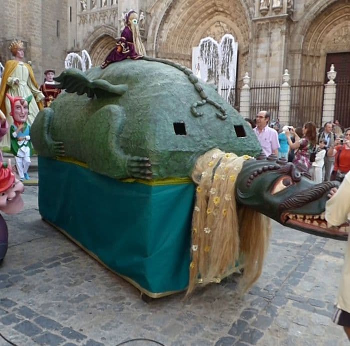 La Tarasca en la plaza del Ayuntamiento La Tarasca en la plaza del Ayuntamiento