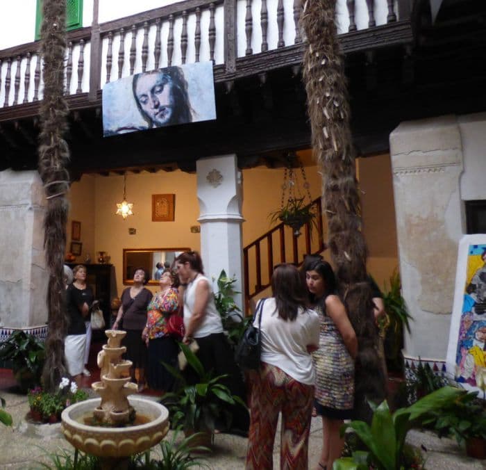 Patios abiertos y visitantes en la vÃspera Patios abiertos y visitantes en la vÃspera