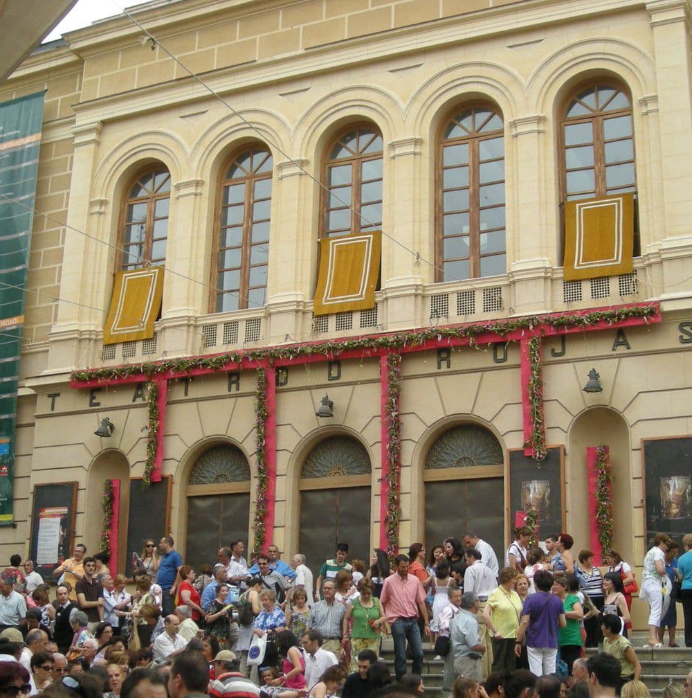 Espectadores ante el Teatro de Rojas Espectadores ante el Teatro de Rojas