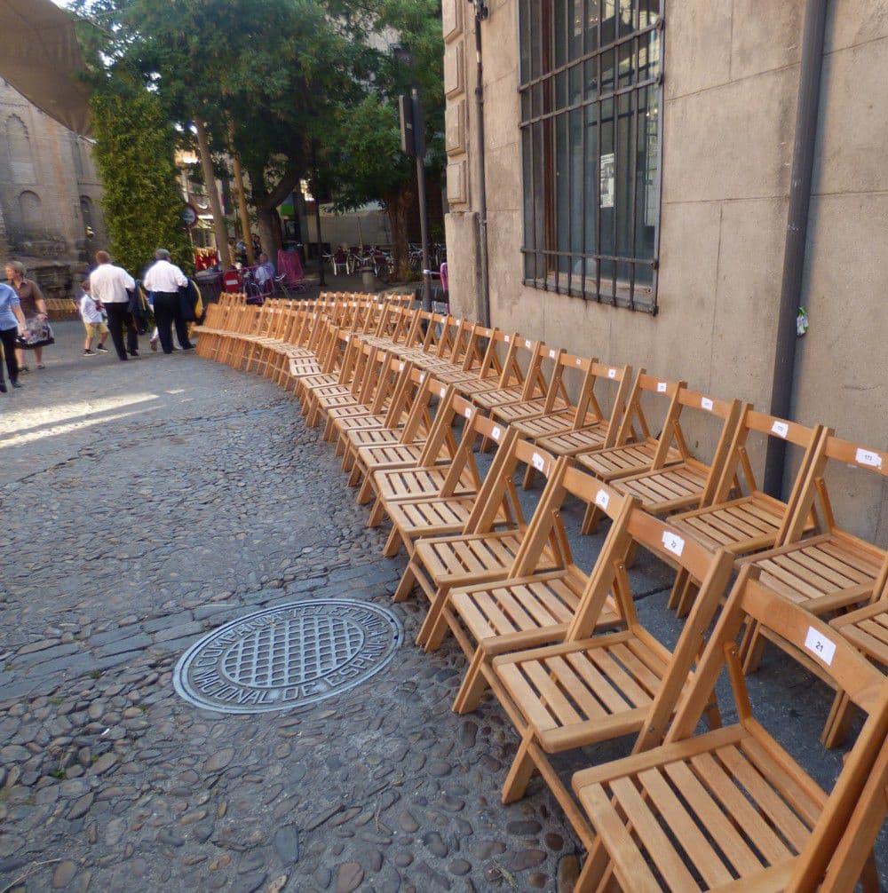 Filas de sillas de alquiler antes de la procesión Filas de sillas de alquiler antes de la procesión