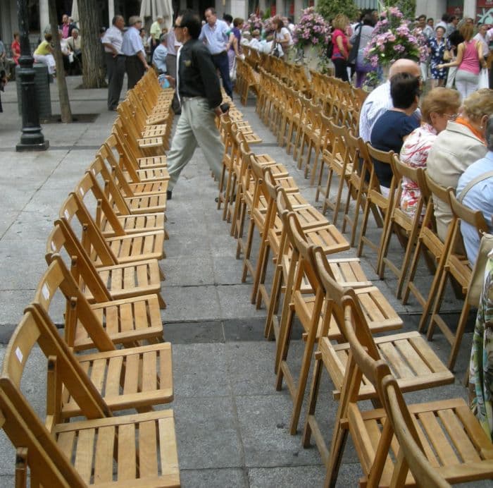 Sillas de alquiler en la plaza de Zocodover en la mitrad de la procesión Sillas de alquiler en la plaza de Zocodover en la mitrad de la procesión