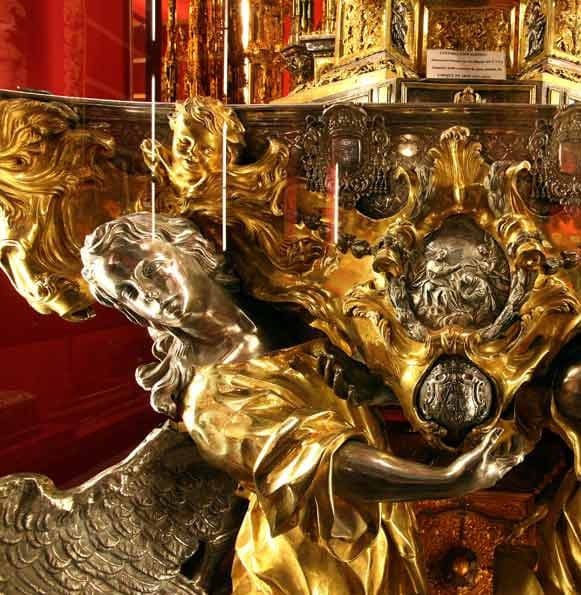 Figura del pedestal de la custodia en el Tesoro de la Catedral Figura del pedestal de la custodia en el Tesoro de la Catedral