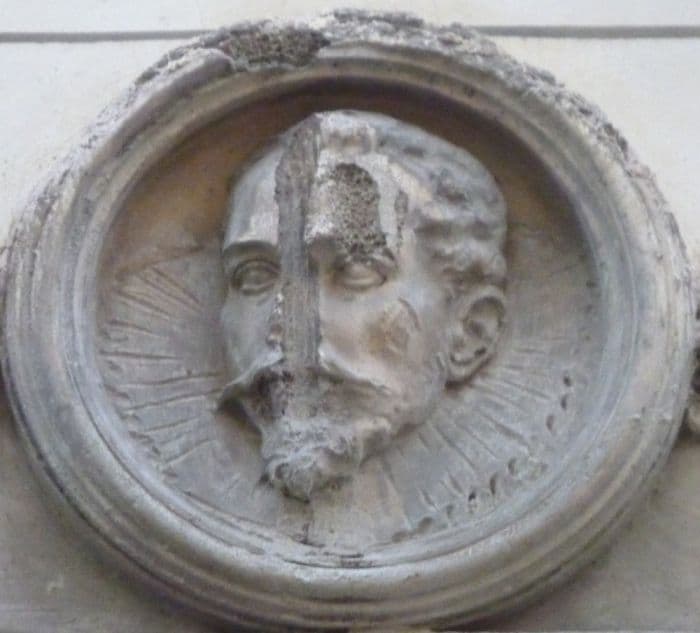 Detalle de la dedicatoria a Tristán. Medallón realizado por Roberto Rubio (1924) Detalle de la dedicatoria a Tristán. Medallón realizado por Roberto Rubio (1924)