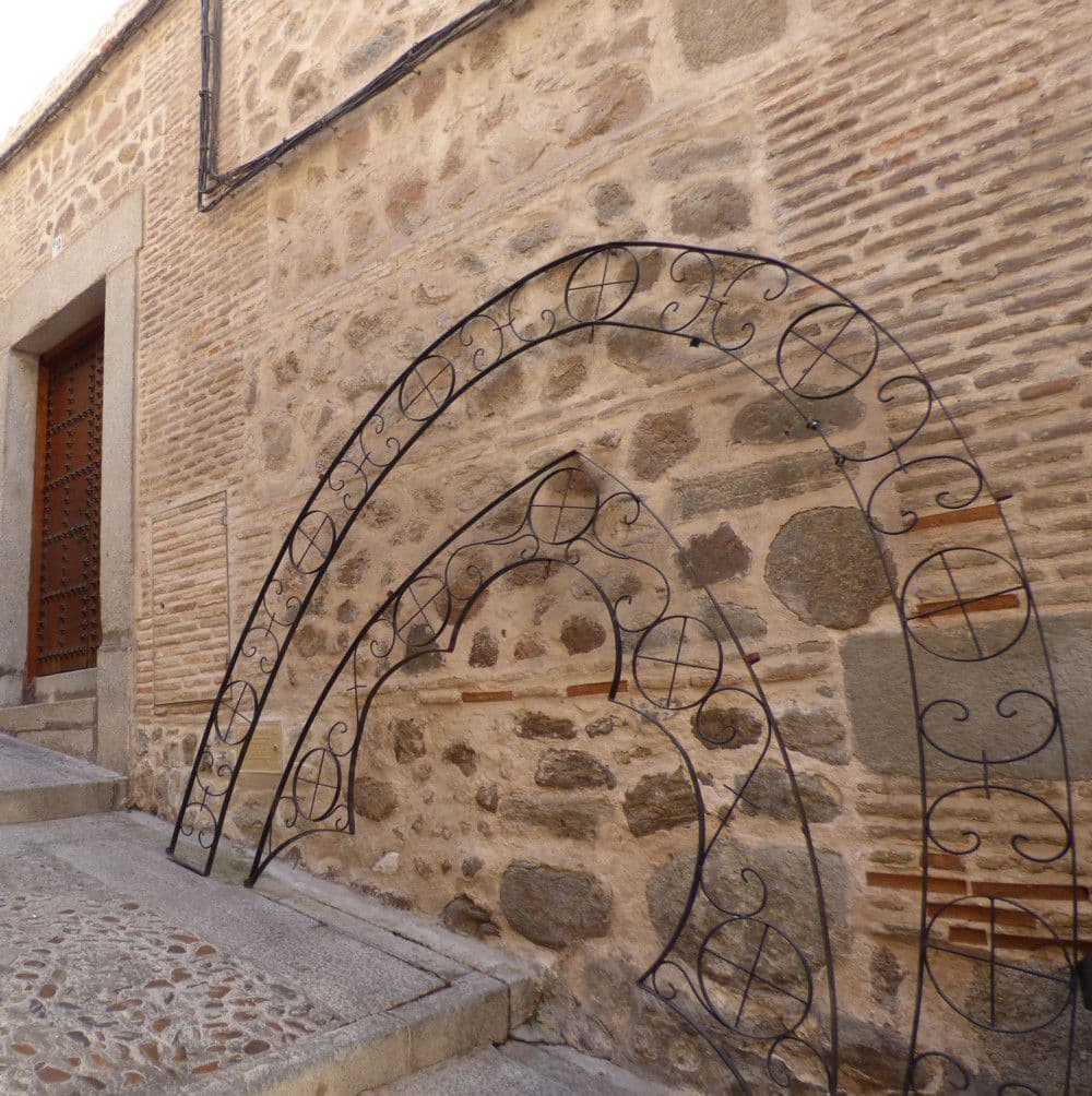 Arcos de hierro forjado en la calle de AgustÃn Moreto Arcos de hierro forjado en la calle de AgustÃn Moreto