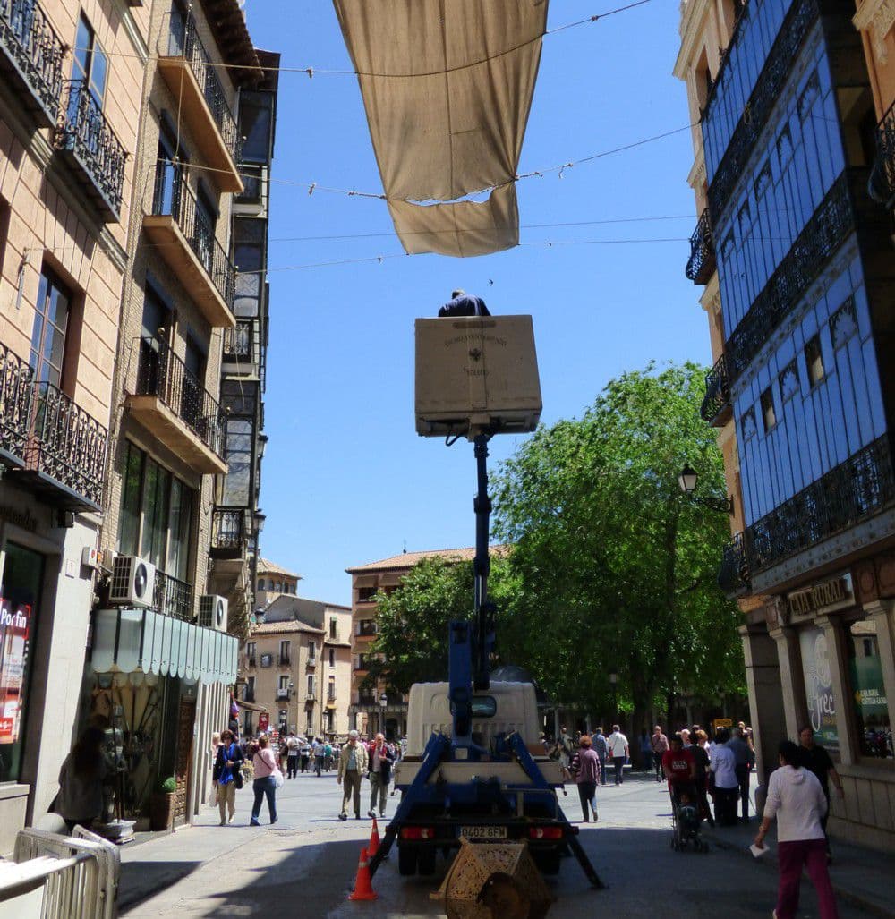 Instalación de faroles bajo los toldos al final de la calle del Comercio Instalación de faroles bajo los toldos al final de la calle del Comercio