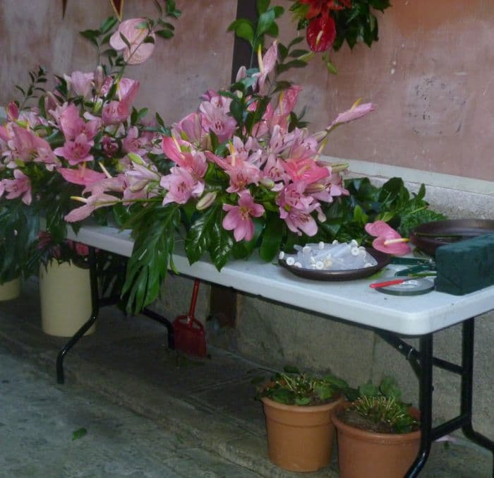 Mesa de trabajo de los floristas a pie de calle Mesa de trabajo de los floristas a pie de calle