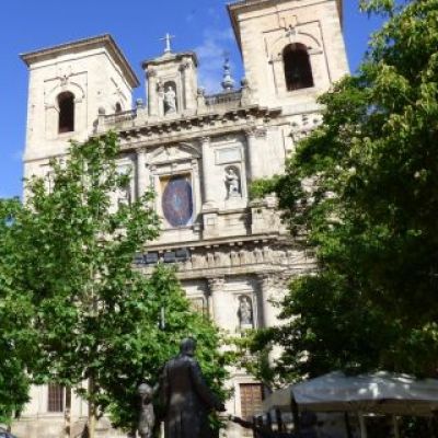 Plaza de Juan de Mariana con lel templo de los jesuitas