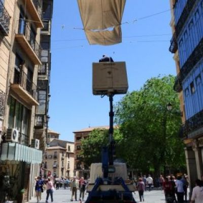 Instalación de faroles bajo los toldos al final de la calle del Comercio